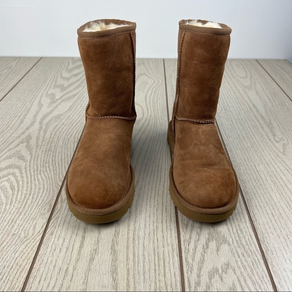 UGG Classic II Genuine Shearling Lined Short Boot US5 Chestnut Suede $170 - Picture 2 of 11
